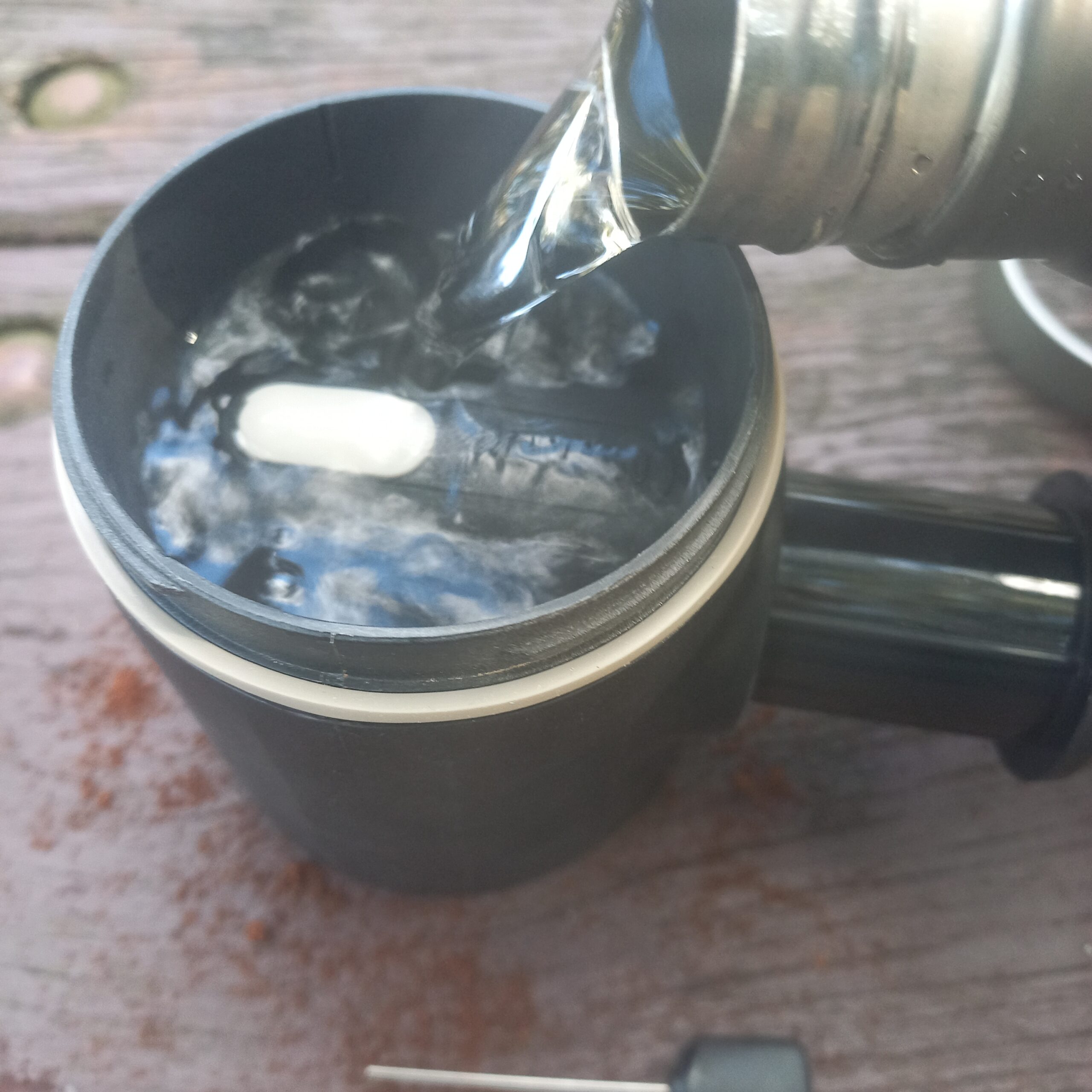 poor the hot water into Wacaco picopresso Tank